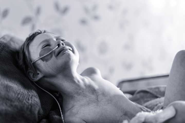 Fotos mostram a dor da pequena Jessica Whelan em tratamento contra câncer