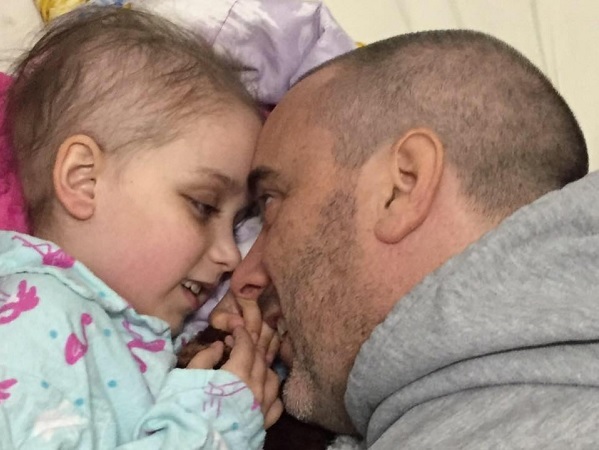 Filha enfrenta tratamento contra câncer