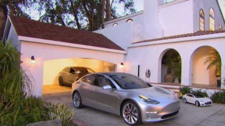 Casa nos Estados Unidos com o telhado solar da Tesla