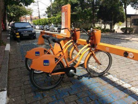 Estação de bicicletas compartilhadas na Vila Mariana, zona sul de São Paulo.