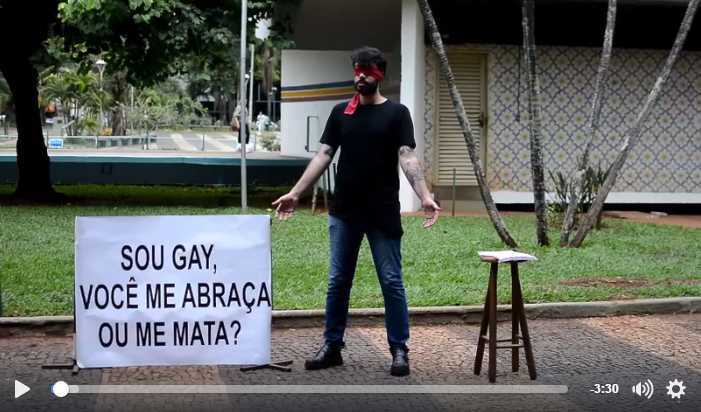 Em vídeo experimental, jovem de Uberlândia questiona: “sou gay, você me abraça ou me mata?”