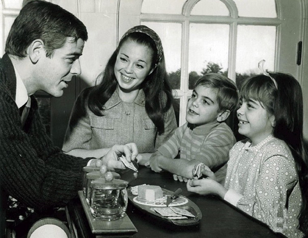 George Clooney aos 7 anos de idade com sua família, em 1968