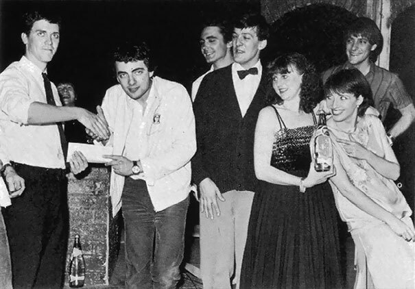 Hugh Laurie, Rowan Atkinson, Tony Slattery, Stephen Fry, Penny Dwyer, Emma Thompson e Paul Shearer recebendo o primeiro Perrier Comedy Awards, em 1981