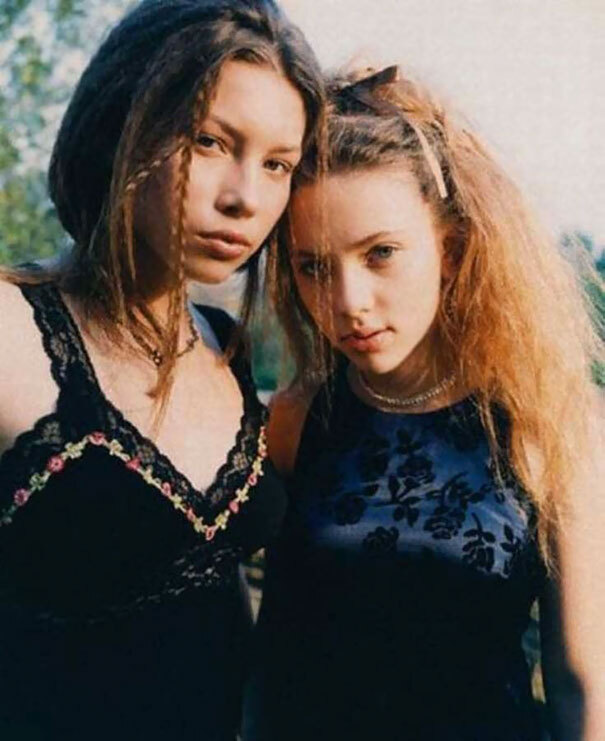 Jessica Biel, aos 16 anos, e Scarlett Johansson aos 14, em 1998