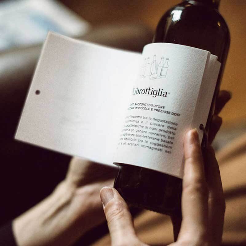 Vinícola italiana transforma rótulos de vinho em livro