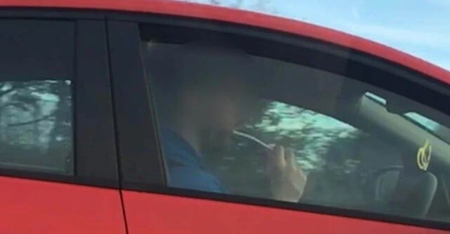 Homem escova os dentes enquanto dirige carro a 100 km/h