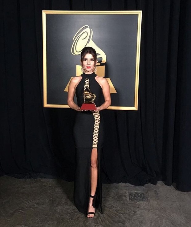 Paula Fernandes comete gafe na festa do Grammy Latino