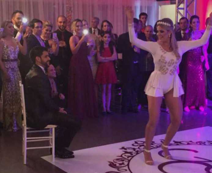 Os usuários das redes sociais afirmaram que o collant usado pela noiva é ‘inapropriado’