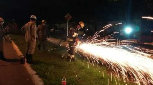 Momento em que os bombeiros tentam retirar o corpo