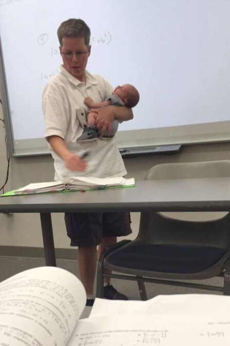 A professora embalou o filho recém nascido da sua aluna