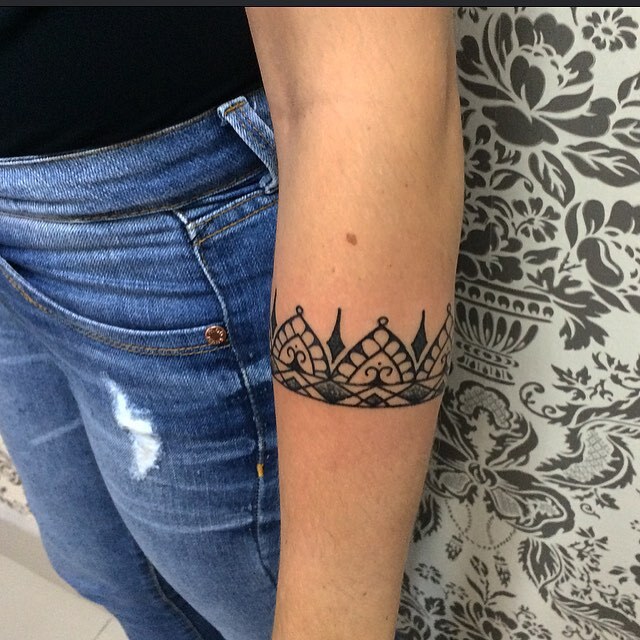 24 ideias de tatuagens em formato de pulseira e bracelete