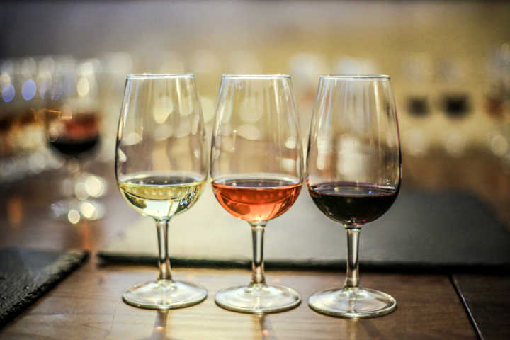 Cada tipo de vinho combina com uma ocasião especial; confira os preços da Wine.com