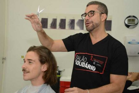 Cabeleireiros contra AIDS: Fernando Torquatto cortando o cabelo de Gabriel Comicholi