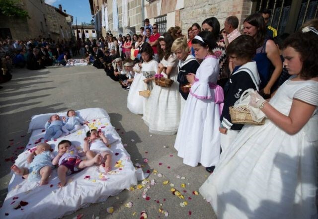 Festival 'El Colacho' celebra festa católica de Corpus Christi em Castrillo de Murcia, na Espanha