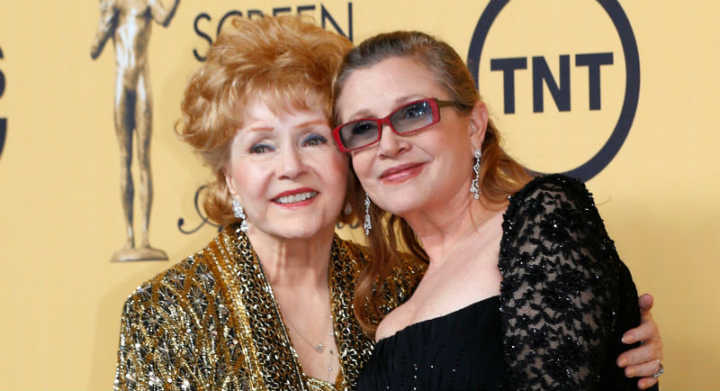 Debbie Reynolds (à squerda) com a filha, Carrie Fisher.