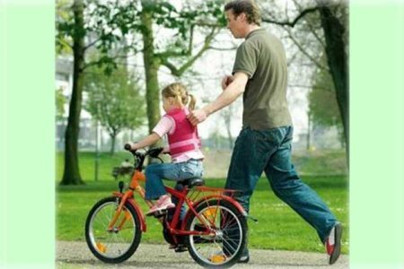 Saiba a forma correta de ensinar seu filho a andar de bicicleta