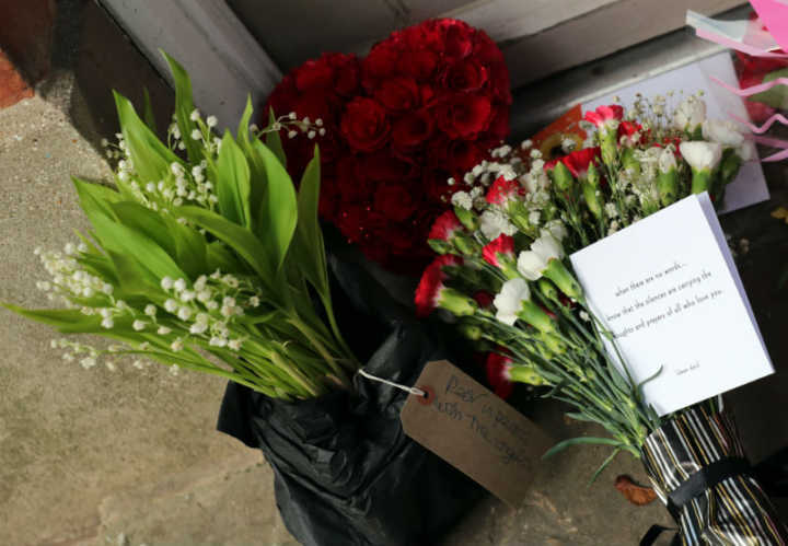 Fãs homenageiam George Michael deixando flores e cartas na porta de sua casa, em Goring, Inglaterra.