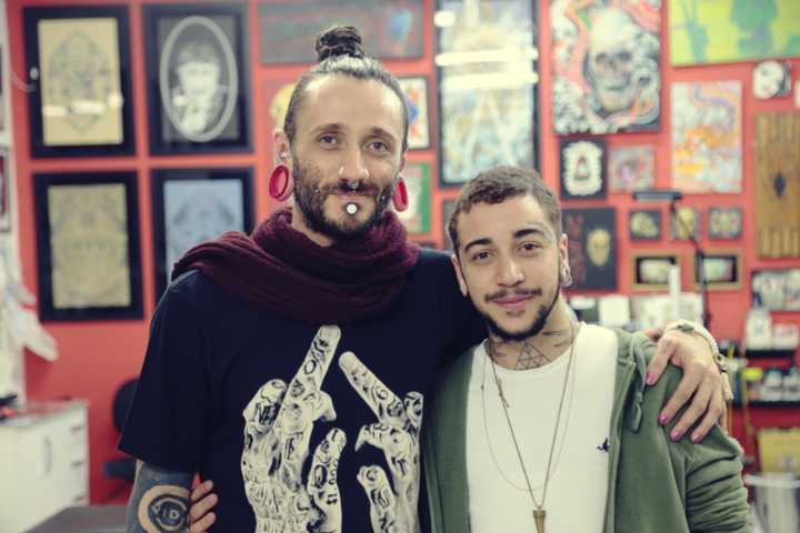 T. Angel (esquerda) e o tatuador Miguel Santos (direita)