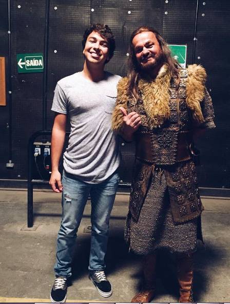 Kenui abraçado ao seu pai, o ator Kadu Moliterno. O jovem de 18 anos é considerado um militante da causa gay