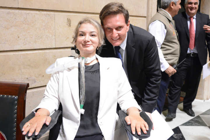 Luciana Novaes, vereadora eleita pelo PT-RJ, com o prefeito eleito Marcelo Crivella