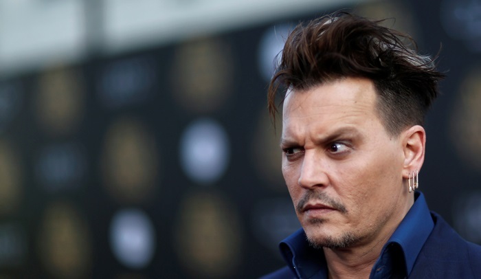 Johnny Depp posa na estreia de “Alice Através do Espelho”