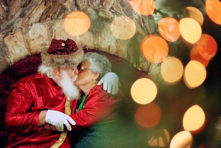 Papai Noel beija Mamãe Noela em Hong Kong