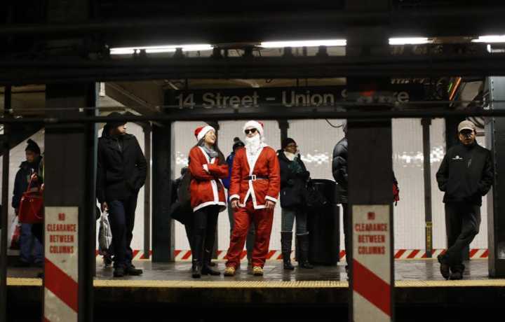 Papai noel espera pelo metrô em Nova York