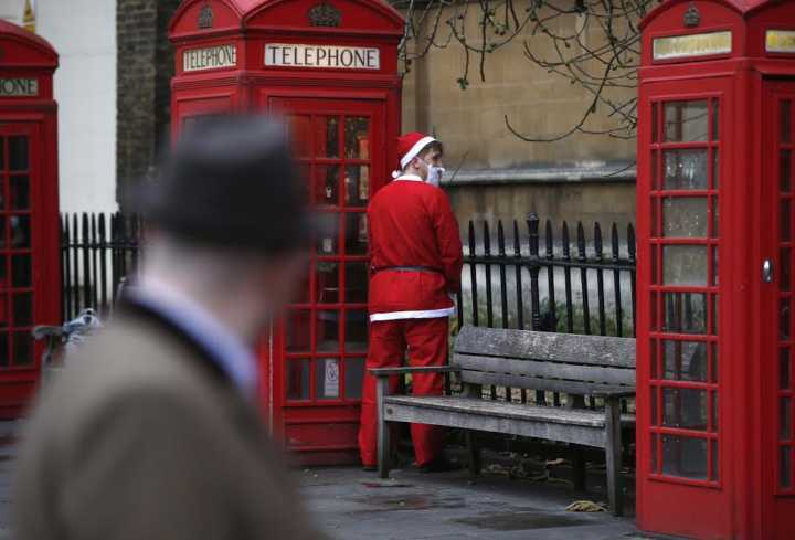 Papai Noel fazendo xixi em Londres