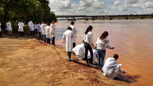 Alunos colhendo amostras no Rio Doce