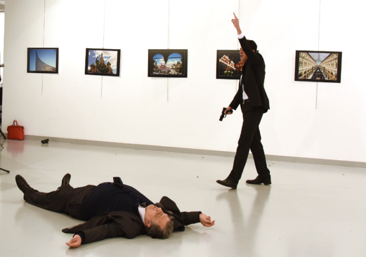 O fotógrafo capturou a cena do assassinato do embaixador russo Andrei Karlov por um policial turco