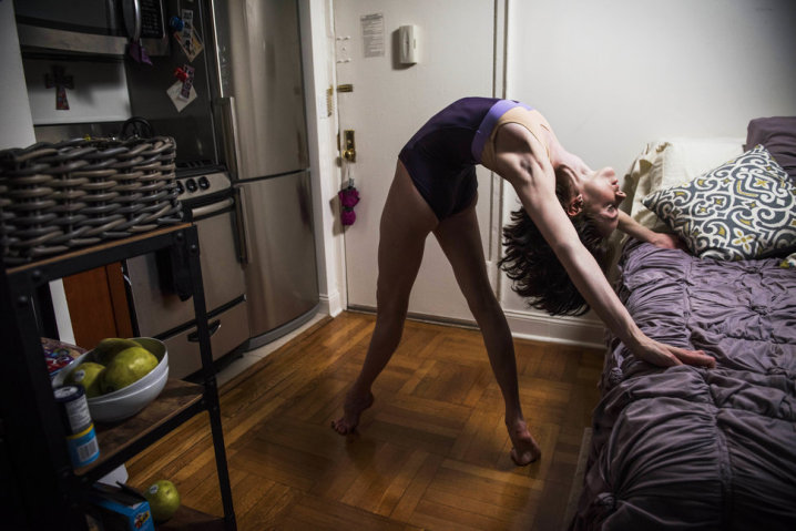 Fotógrafo clica bailarinas na intimidade de seus quartos