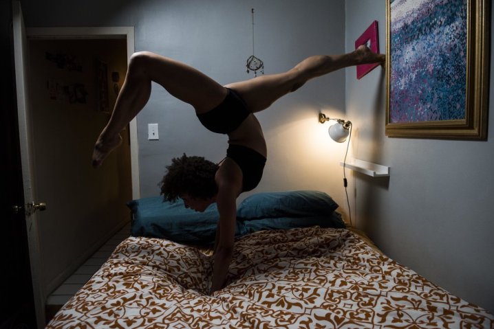 Fotógrafo clica bailarinas na intimidade de seus quartos