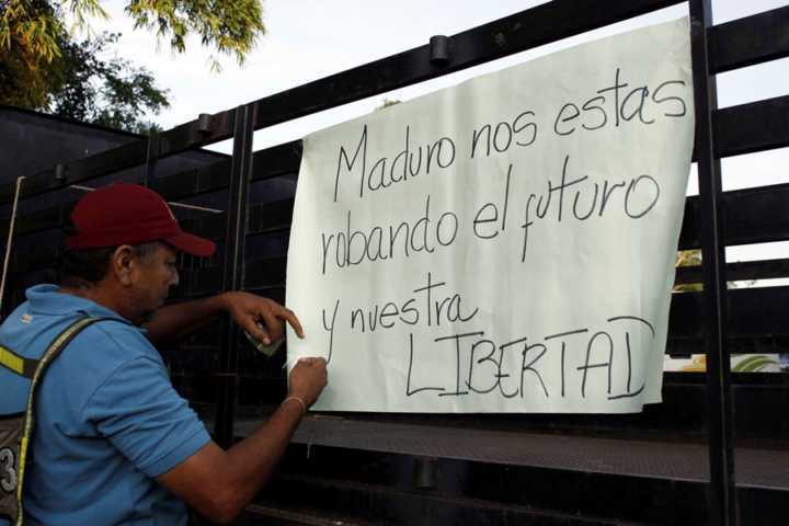 Homem pendura placa em caminhão: “Maduro está roubando nosso futuro e nossa liberdade”