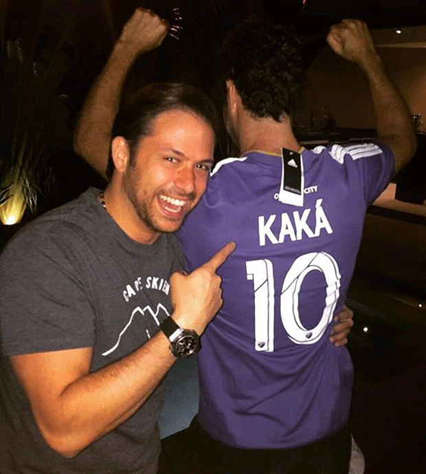 Amigo de Eduardo Scarpa o presenteia com camiseta do Kaká, o ex de sua atual