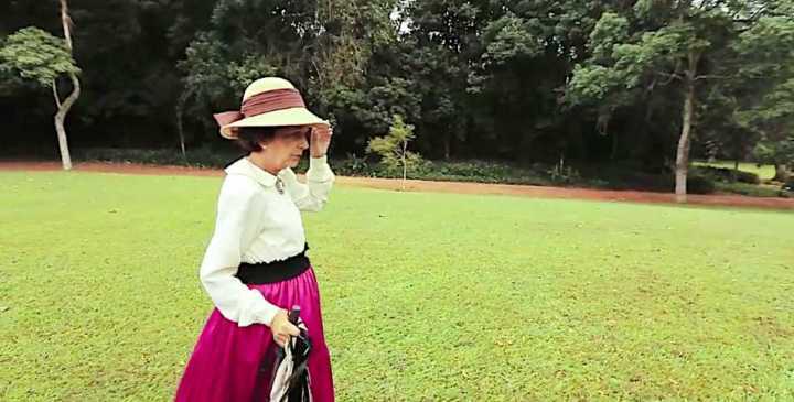 Elizabeth Dolson, a dona da fazenda, representando uma sinhá no vídeo de divulgação