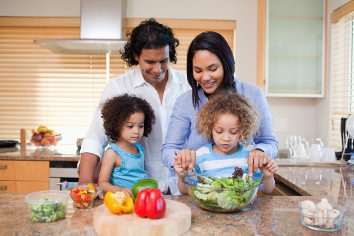 Prepare as refeições em família: além de divertido, vai representar uma grande economia no seu orçamento