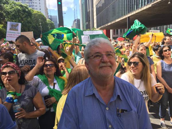 Gilberto Natalini em manifestação na avenida Paulista