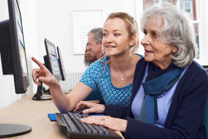 Ao usar essas tecnologias os idosos se integram e interagem mais fluidamente com o mundo e suas famílias