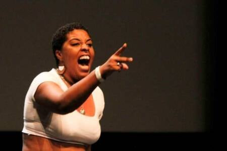 Luz Ribeiro durante performance no Slam BR