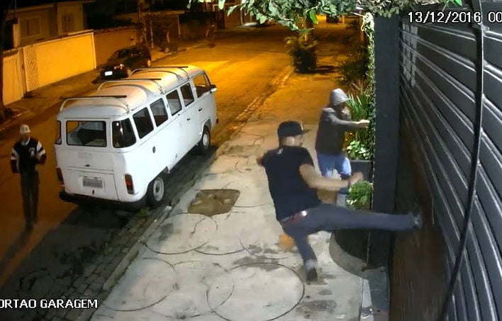 Imagem gravada por câmera de segurança mostra grupo atacando a sede do MBL