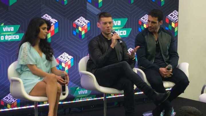 Tina Desai, Brian J. Smith e Miguel Silvestre de "Sense8" na Comic Con: "É um show sobre as pessoas se mantendo conectadas apesar das diferenças."