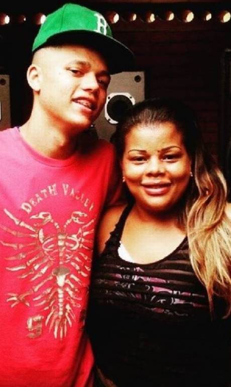 O filho de Tati Quebra Barraco foi morto a tiros durante operação policial