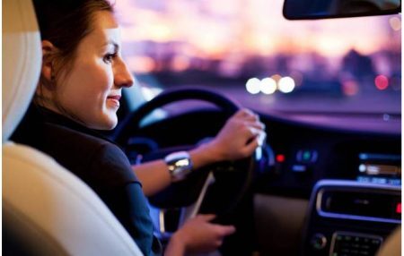 Empresa anunciou programa global que visa criar, até 2020, um milhão de vagas de motoristas para mulheres em seus serviços