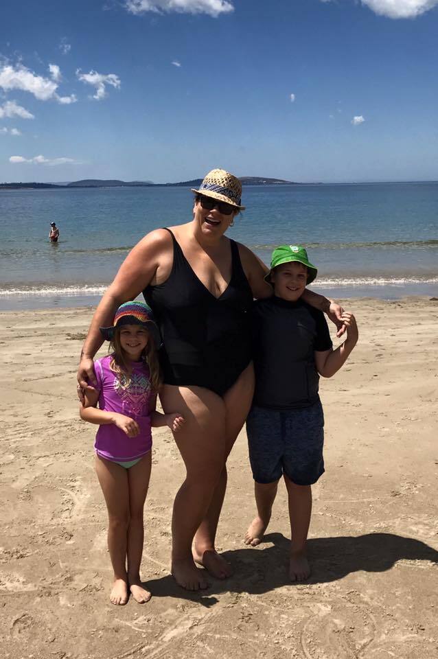 Esta foto de Kirsten com seus filhos recebeu muitas reações positivas no Facebook