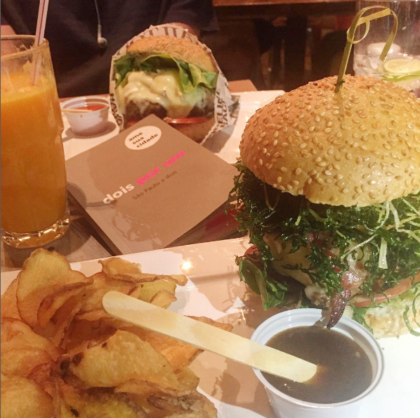 Dois por um hambúrgueres do Beach Burger, em São Paulo