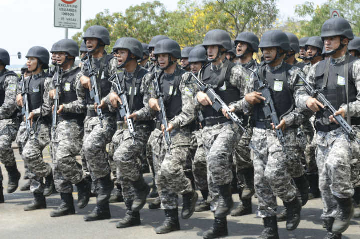 Policiais da Força Nacional de Segurança em cerimônia de formação