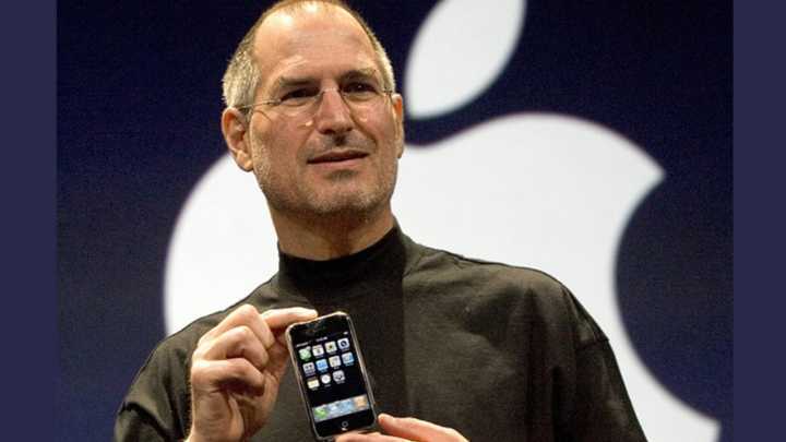 Steve Jobs apresenta o iPhone original em 2007.