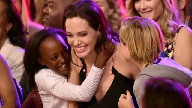 Angelina Jolie e Zahara (à esquerda)