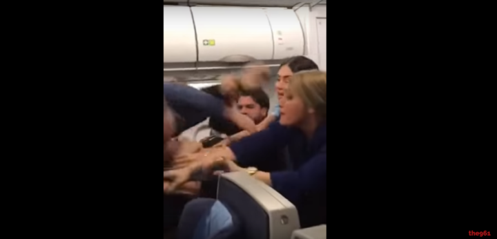 A briga foi filmada por um passageiro e divulgada nas redes sociais