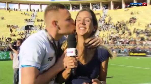 Beijo jornalista / Reprodução SporTV